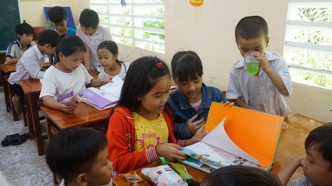 Những bạn trẻ âm thầm góp sách tặng học trò vùng sâu - Ảnh 1. Những bạn trẻ âm thầm góp sách tặng học trò vùng sâu - Ảnh 1.