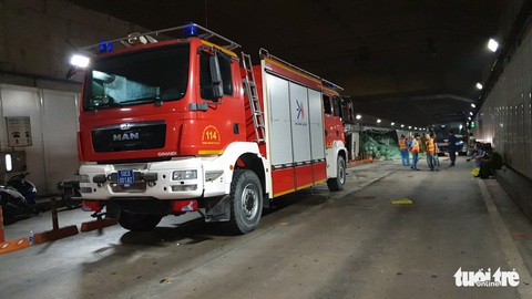 Xe tải mất thắng húc xe khách rồi đâm sầm vào vách hầm Thủ Thiêm - Ảnh 6. Xe tải mất thắng húc xe khách rồi đâm sầm vào vách hầm Thủ Thiêm - Ảnh 6.