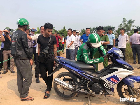 Thực nghiệm hiện trường vụ hai thanh niên sát hại nam sinh chạy Grab - Ảnh 2. Thực nghiệm hiện trường vụ hai thanh niên sát hại nam sinh chạy Grab - Ảnh 2.