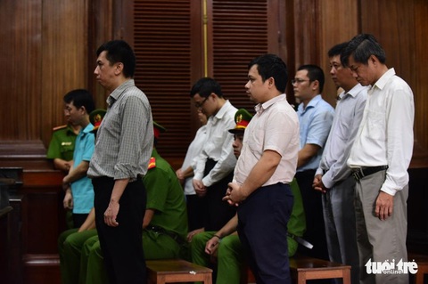 Buôn thuốc ung thư giả, cựu tổng giám đốc VN Pharma lãnh 17 năm tù - Ảnh 2. Buôn thuốc ung thư giả, cựu tổng giám đốc VN Pharma lãnh 17 năm tù - Ảnh 2.