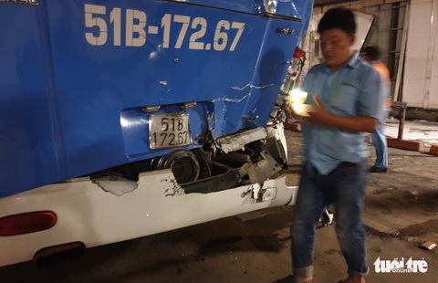 Xe tải mất thắng húc xe khách rồi đâm sầm vào vách hầm Thủ Thiêm - Ảnh 3. Xe tải mất thắng húc xe khách rồi đâm sầm vào vách hầm Thủ Thiêm - Ảnh 3.