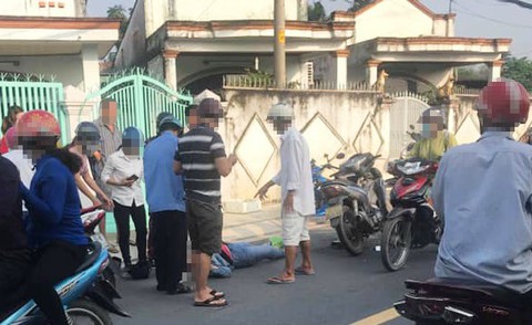 Đeo dây chuyền bị giật ngã xuống đường, nhập viện cấp cứu - Ảnh 1. Đeo dây chuyền bị giật ngã xuống đường, nhập viện cấp cứu - Ảnh 1.