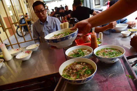 Mẹ tôi nấu phở không thể chê vào đâu được - Ảnh 1. Mẹ tôi nấu phở không thể chê vào đâu được - Ảnh 1.