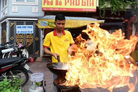 Mình ăn gì khi ăn phở giữa Sài Gòn? - Ảnh 1. Mình ăn gì khi ăn phở giữa Sài Gòn? - Ảnh 1.