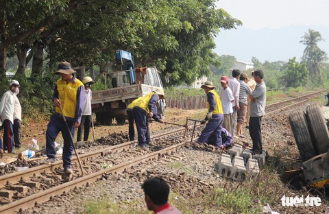 Tàu hỏa va chạm xe container ở Ninh Thuận, đầu máy biến dạng - Ảnh 4. Tàu hỏa va chạm xe container ở Ninh Thuận, đầu máy biến dạng - Ảnh 4.