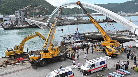 Cầu vào cảng biển Đài Loan đổ sập, nhiều người mắc kẹt - Ảnh 1. Cầu vào cảng biển Đài Loan đổ sập, nhiều người mắc kẹt - Ảnh 1.