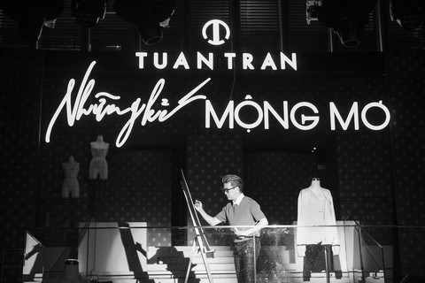 Minh Tuyết làm vedette giới thiệu bộ sưu tập Những kẻ mộng mơ của Tuấn Trần - Ảnh 2. Minh Tuyết làm vedette giới thiệu bộ sưu tập Những kẻ mộng mơ của Tuấn Trần - Ảnh 2.