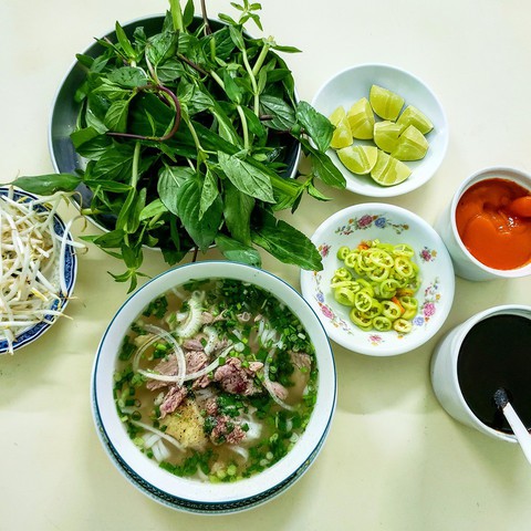 Có gì hào sảng và thân thương hơn tô phở Sài Gòn? - Ảnh 1. Có gì hào sảng và thân thương hơn tô phở Sài Gòn? - Ảnh 1.