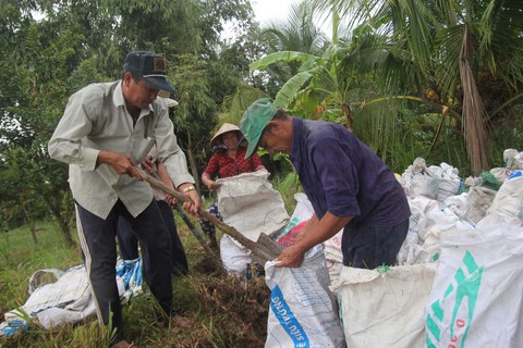 Dân Ba Tri lấp kênh vì sợ nguồn nước bị ô nhiễm - Ảnh 1. Dân Ba Tri lấp kênh vì sợ nguồn nước bị ô nhiễm - Ảnh 1.