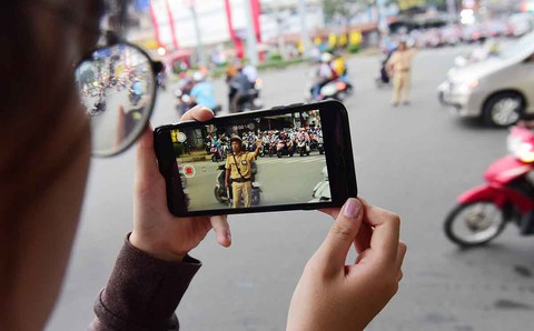 Dân được ghi hình cảnh sát giao thông: Ghi sao cho đúng luật? - Ảnh 1. Dân được ghi hình cảnh sát giao thông: Ghi sao cho đúng luật? - Ảnh 1.