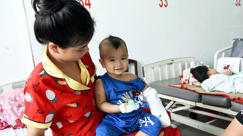 Hồi sinh bàn tay đứt lìa cho bé 1 tuổi - Ảnh 1. Hồi sinh bàn tay đứt lìa cho bé 1 tuổi - Ảnh 1.