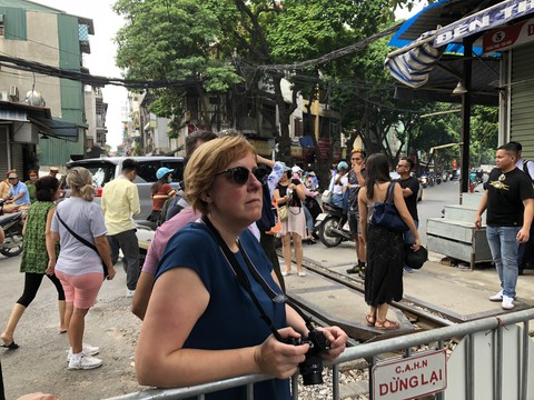 Cà phê đường tàu trống lốc, khách đến... ngẩn tò te quay về - Ảnh 1. Cà phê đường tàu trống lốc, khách đến... ngẩn tò te quay về - Ảnh 1.