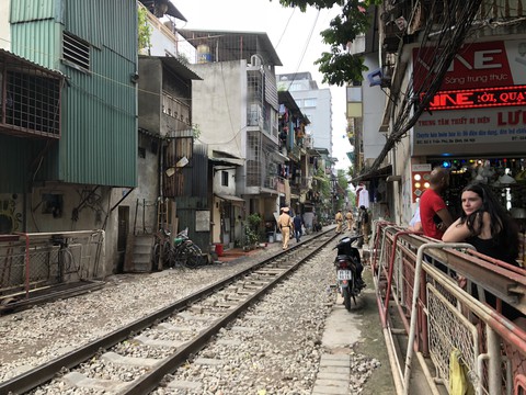 Cà phê đường tàu trống lốc, khách đến... ngẩn tò te quay về - Ảnh 3. Cà phê đường tàu trống lốc, khách đến... ngẩn tò te quay về - Ảnh 3.