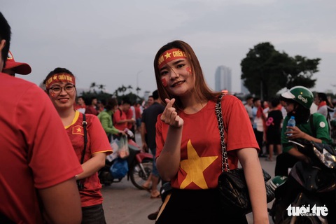 Cổ động viên phải bỏ hết trước khi vào sân Mỹ Đình - Ảnh 8. Cổ động viên phải bỏ hết trước khi vào sân Mỹ Đình - Ảnh 8.