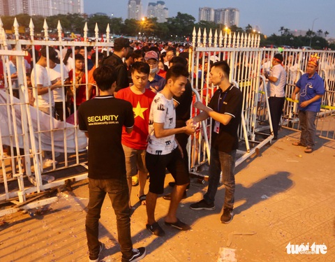 Cổ động viên phải bỏ hết trước khi vào sân Mỹ Đình - Ảnh 5. Cổ động viên phải bỏ hết trước khi vào sân Mỹ Đình - Ảnh 5.