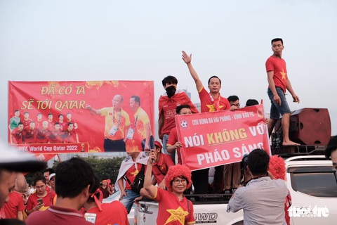 Cổ động viên phải bỏ hết trước khi vào sân Mỹ Đình - Ảnh 3. Cổ động viên phải bỏ hết trước khi vào sân Mỹ Đình - Ảnh 3.