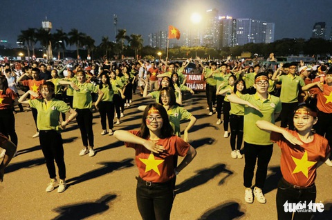 Cổ động viên phải bỏ hết trước khi vào sân Mỹ Đình - Ảnh 6. Cổ động viên phải bỏ hết trước khi vào sân Mỹ Đình - Ảnh 6.