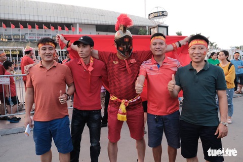 Cổ động viên phải bỏ hết trước khi vào sân Mỹ Đình - Ảnh 7. Cổ động viên phải bỏ hết trước khi vào sân Mỹ Đình - Ảnh 7.