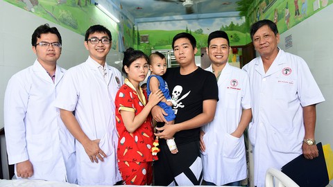 Hồi sinh bàn tay đứt lìa cho bé 1 tuổi - Ảnh 4. Hồi sinh bàn tay đứt lìa cho bé 1 tuổi - Ảnh 4.