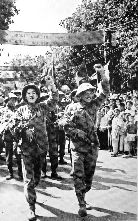 Kỷ niệm 65 năm ngày giải phóng Thủ đô: Hà Nội, ngày đoàn hùng binh khải hoàn - Ảnh 4. Kỷ niệm 65 năm ngày giải phóng Thủ đô: Hà Nội, ngày đoàn hùng binh khải hoàn - Ảnh 4.