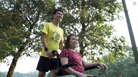 Chàng trai đẩy theo mẹ ngồi xe lăn chạy Marathon trong Revive Marathon Xuyên Việt - Ảnh 1. Chàng trai đẩy theo mẹ ngồi xe lăn chạy Marathon trong Revive Marathon Xuyên Việt - Ảnh 1.