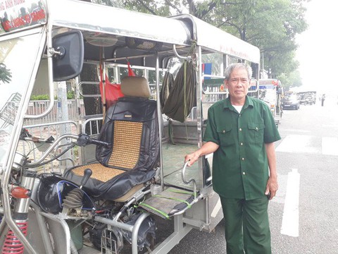 Trụ sở VFF được bảo vệ bởi 50 cảnh sát, đề phòng CĐV quá khích đòi mua vé - Ảnh 3. Trụ sở VFF được bảo vệ bởi 50 cảnh sát, đề phòng CĐV quá khích đòi mua vé - Ảnh 3.