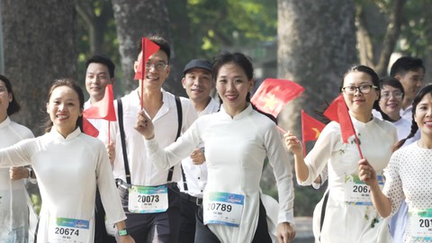 Chàng trai đẩy theo mẹ ngồi xe lăn chạy Marathon trong Revive Marathon Xuyên Việt - Ảnh 4. Chàng trai đẩy theo mẹ ngồi xe lăn chạy Marathon trong Revive Marathon Xuyên Việt - Ảnh 4.