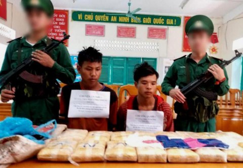 Hai thanh niên Lào xách tay 100.000 viên ma túy vào Việt Nam - Ảnh 1. Hai thanh niên Lào xách tay 100.000 viên ma túy vào Việt Nam - Ảnh 1.