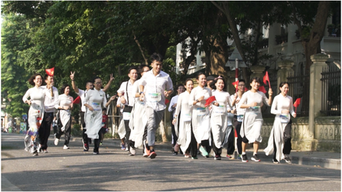 Chàng trai đẩy theo mẹ ngồi xe lăn chạy Marathon trong Revive Marathon Xuyên Việt - Ảnh 5. Chàng trai đẩy theo mẹ ngồi xe lăn chạy Marathon trong Revive Marathon Xuyên Việt - Ảnh 5.