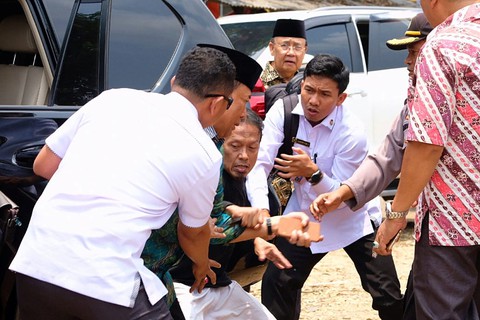 Kẻ đâm bộ trưởng Indonesia trung thành với khủng bố IS - Ảnh 1. Kẻ đâm bộ trưởng Indonesia trung thành với khủng bố IS - Ảnh 1.