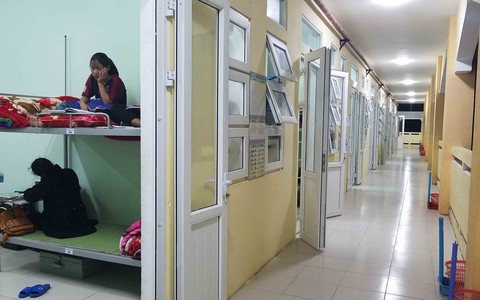Thầy hiệu trưởng đi xin từng đôi dép, cuốn sách cho học trò Cơ Tu - Ảnh 2. Thầy hiệu trưởng đi xin từng đôi dép, cuốn sách cho học trò Cơ Tu - Ảnh 2.