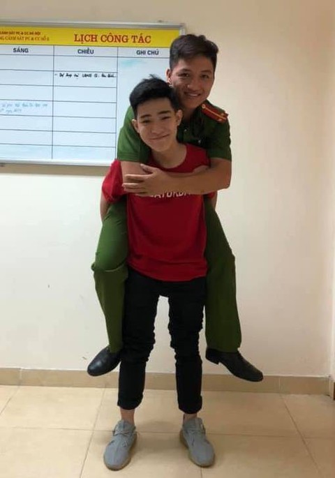Chàng trai được cứu trong đám cháy cõng cảm ơn chiến sĩ từng... cõng mình - Ảnh 1. Chàng trai được cứu trong đám cháy cõng cảm ơn chiến sĩ từng... cõng mình - Ảnh 1.