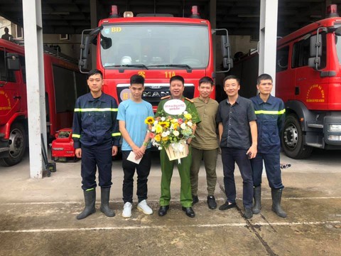 Chàng trai được cứu trong đám cháy cõng cảm ơn chiến sĩ từng... cõng mình - Ảnh 3. Chàng trai được cứu trong đám cháy cõng cảm ơn chiến sĩ từng... cõng mình - Ảnh 3.