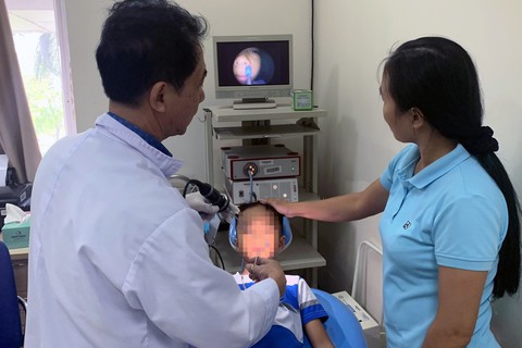 Nhét đuôi bút bi vô mũi, học sinh lớp 2 ngạt thở phải cấp cứu - Ảnh 1. Nhét đuôi bút bi vô mũi, học sinh lớp 2 ngạt thở phải cấp cứu - Ảnh 1.