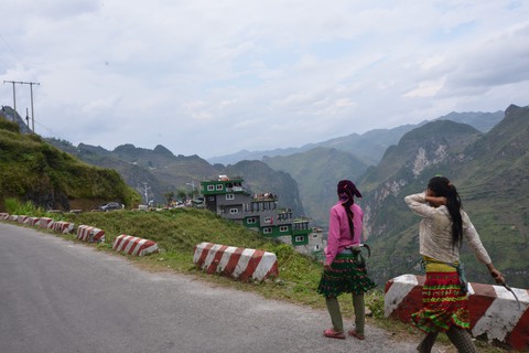 Mặc đề nghị dỡ bỏ, Mã Pì Lèng Panorama bất ngờ phủ sơn xanh lá - Ảnh 5. Mặc đề nghị dỡ bỏ, Mã Pì Lèng Panorama bất ngờ phủ sơn xanh lá - Ảnh 5.