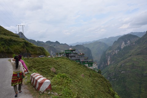 Mặc đề nghị dỡ bỏ, Mã Pì Lèng Panorama bất ngờ phủ sơn xanh lá - Ảnh 7. Mặc đề nghị dỡ bỏ, Mã Pì Lèng Panorama bất ngờ phủ sơn xanh lá - Ảnh 7.