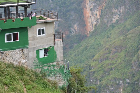 Mặc đề nghị dỡ bỏ, Mã Pì Lèng Panorama bất ngờ phủ sơn xanh lá - Ảnh 4. Mặc đề nghị dỡ bỏ, Mã Pì Lèng Panorama bất ngờ phủ sơn xanh lá - Ảnh 4.