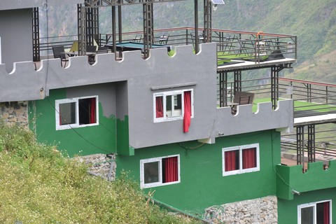 Mặc đề nghị dỡ bỏ, Mã Pì Lèng Panorama bất ngờ phủ sơn xanh lá - Ảnh 3. Mặc đề nghị dỡ bỏ, Mã Pì Lèng Panorama bất ngờ phủ sơn xanh lá - Ảnh 3.