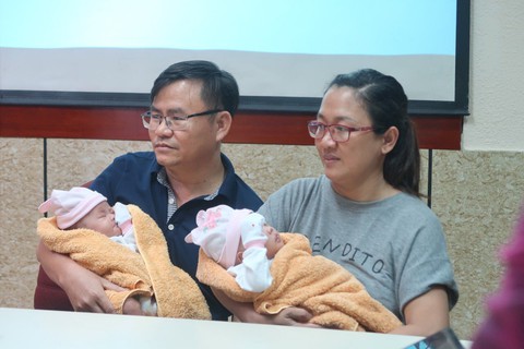 Hai bé gái song sinh dính nhau phần gan đã xuất viện - Ảnh 1. Hai bé gái song sinh dính nhau phần gan đã xuất viện - Ảnh 1.