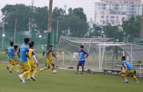 U22 Việt Nam và U22 UAE ngó nhau tập luyện do... chung sân - Ảnh 2. U22 Việt Nam và U22 UAE ngó nhau tập luyện do... chung sân - Ảnh 2.