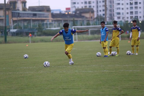 U22 Việt Nam và U22 UAE ngó nhau tập luyện do... chung sân - Ảnh 3. U22 Việt Nam và U22 UAE ngó nhau tập luyện do... chung sân - Ảnh 3.