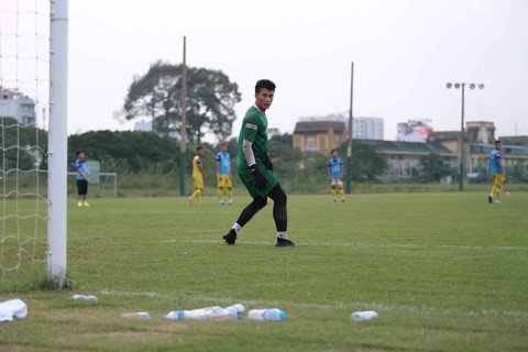 U22 Việt Nam và U22 UAE ngó nhau tập luyện do... chung sân - Ảnh 5. U22 Việt Nam và U22 UAE ngó nhau tập luyện do... chung sân - Ảnh 5.