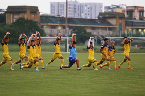 U22 Việt Nam và U22 UAE ngó nhau tập luyện do... chung sân - Ảnh 1. U22 Việt Nam và U22 UAE ngó nhau tập luyện do... chung sân - Ảnh 1.