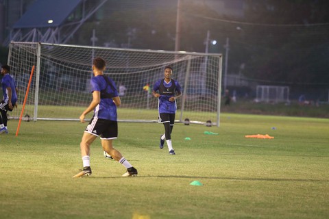 U22 Việt Nam và U22 UAE ngó nhau tập luyện do... chung sân - Ảnh 8. U22 Việt Nam và U22 UAE ngó nhau tập luyện do... chung sân - Ảnh 8.