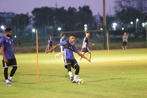 U22 Việt Nam và U22 UAE ngó nhau tập luyện do... chung sân - Ảnh 7. U22 Việt Nam và U22 UAE ngó nhau tập luyện do... chung sân - Ảnh 7.