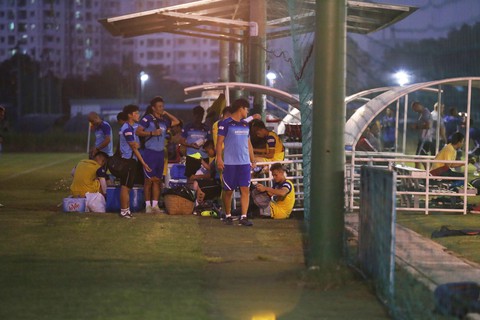 U22 Việt Nam và U22 UAE ngó nhau tập luyện do... chung sân - Ảnh 10. U22 Việt Nam và U22 UAE ngó nhau tập luyện do... chung sân - Ảnh 10.