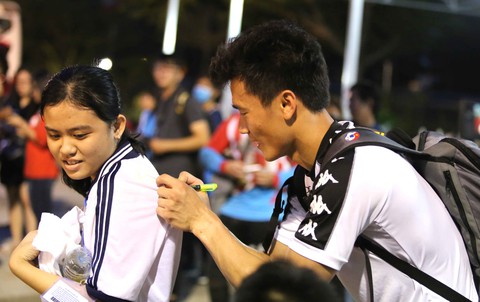 U22 Việt Nam và U22 UAE ngó nhau tập luyện do... chung sân - Ảnh 14. U22 Việt Nam và U22 UAE ngó nhau tập luyện do... chung sân - Ảnh 14.