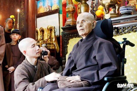 Hàng trăm phật tử về Huế mừng thọ thiền sư Thích Nhất Hạnh - Ảnh 2. Hàng trăm phật tử về Huế mừng thọ thiền sư Thích Nhất Hạnh - Ảnh 2.