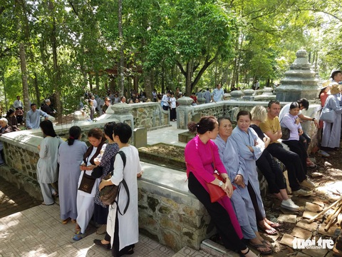 Hàng trăm phật tử về Huế mừng thọ thiền sư Thích Nhất Hạnh - Ảnh 1. Hàng trăm phật tử về Huế mừng thọ thiền sư Thích Nhất Hạnh - Ảnh 1.
