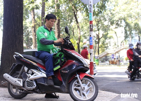 Anh tài xế Grab hát cho khách nghe - Ảnh 2. Anh tài xế Grab hát cho khách nghe - Ảnh 2.